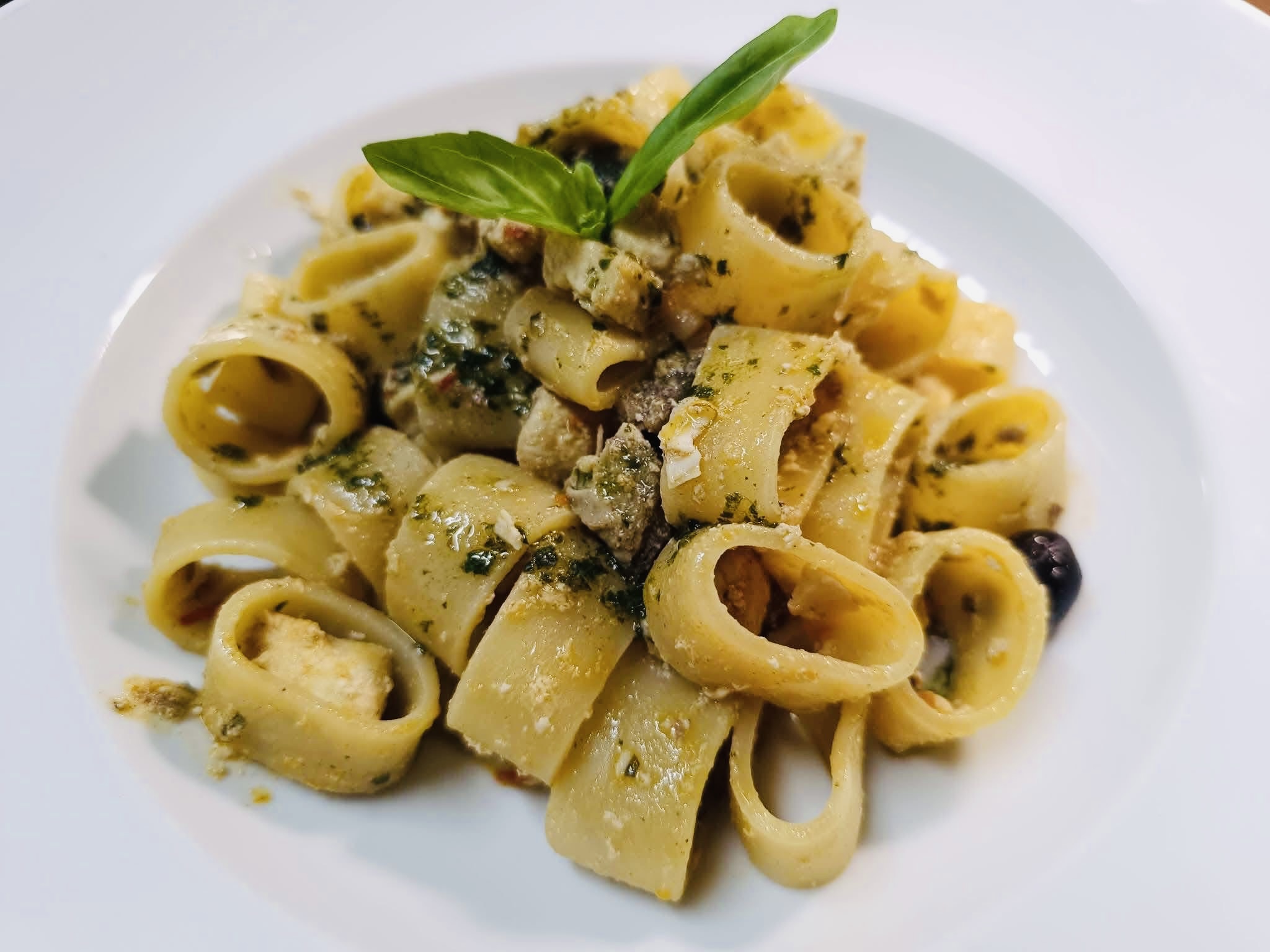 Calamarata artigianale con tris di pomodorini di pachino, Pesce Spada, olive nere ragusane profumate alla zagara
