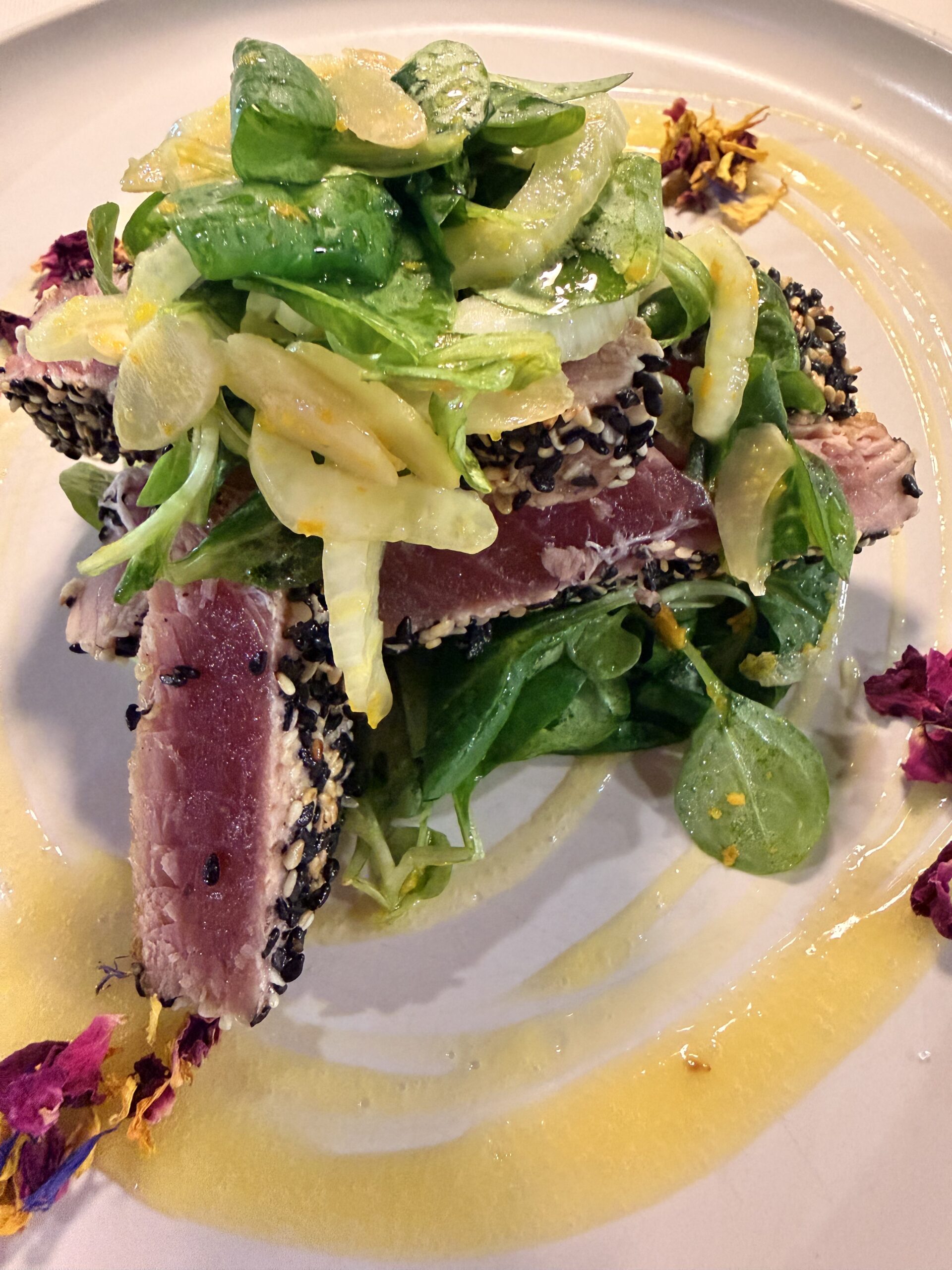 Tagliata di Tonno con insalata valeriana finocchio, salsa al arancio e mandorle