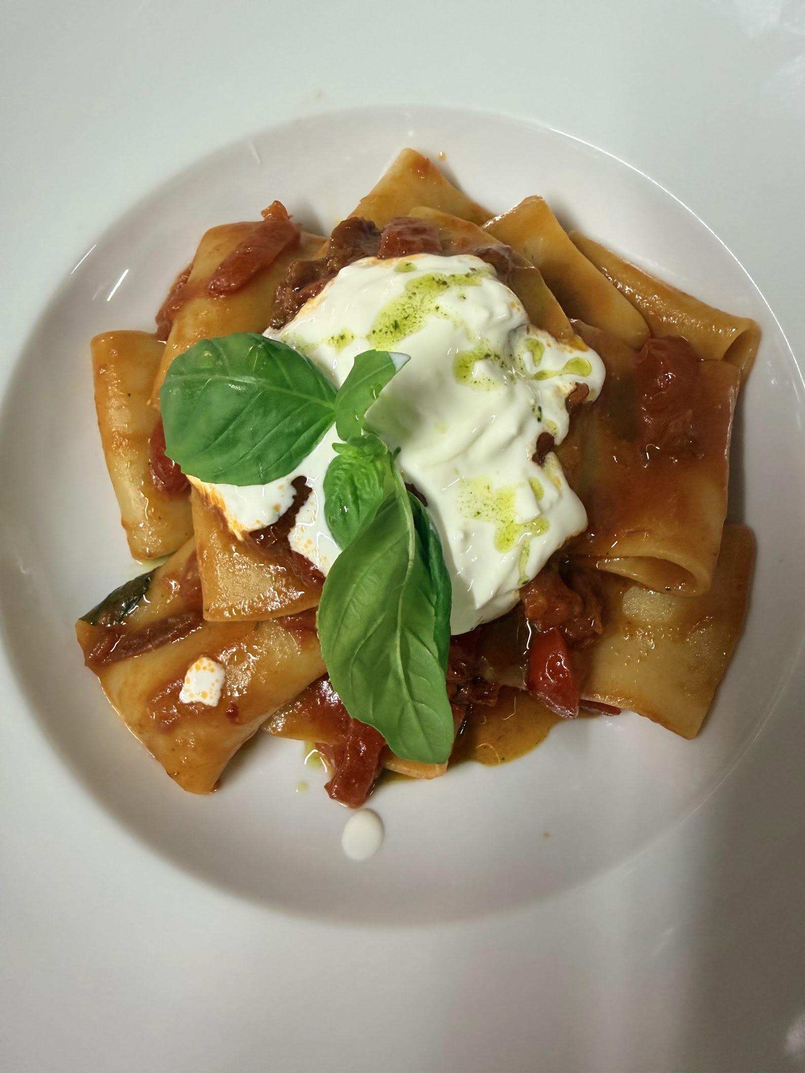Paccheri artigianali al pomodoro San Marzano DOP, stracciatella di burrata Pugliese e basilico