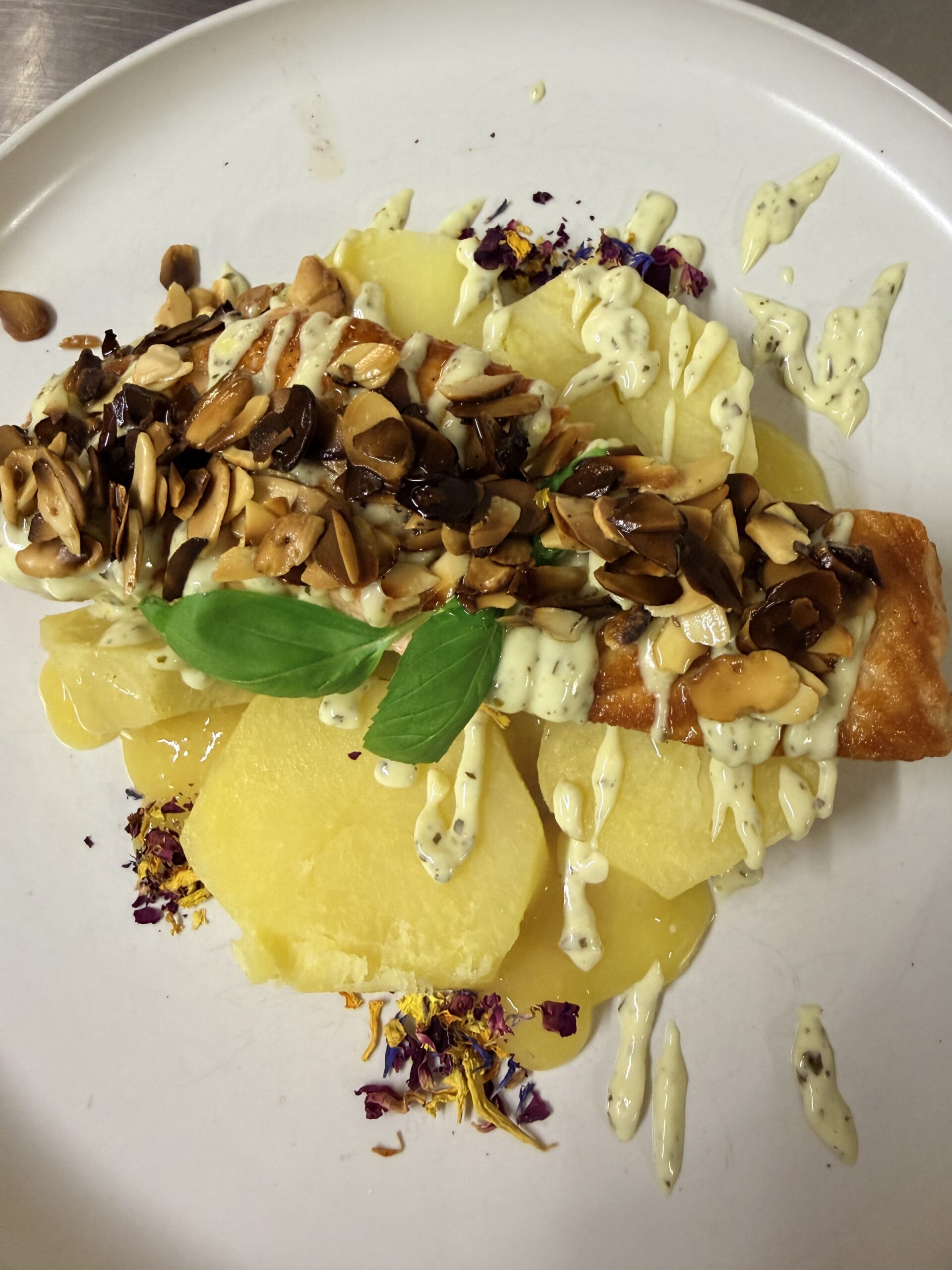 Trancio di Salmone , lamelle di mandorle, demiglasse all ‘arancia, patate prezzemolate e note di bernese