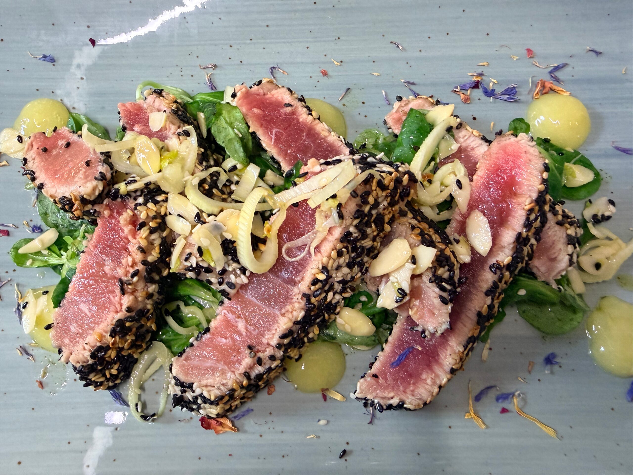 Tagliata di Tonno con insalata valeriana finocchio, salsa al arancio e mandorle
