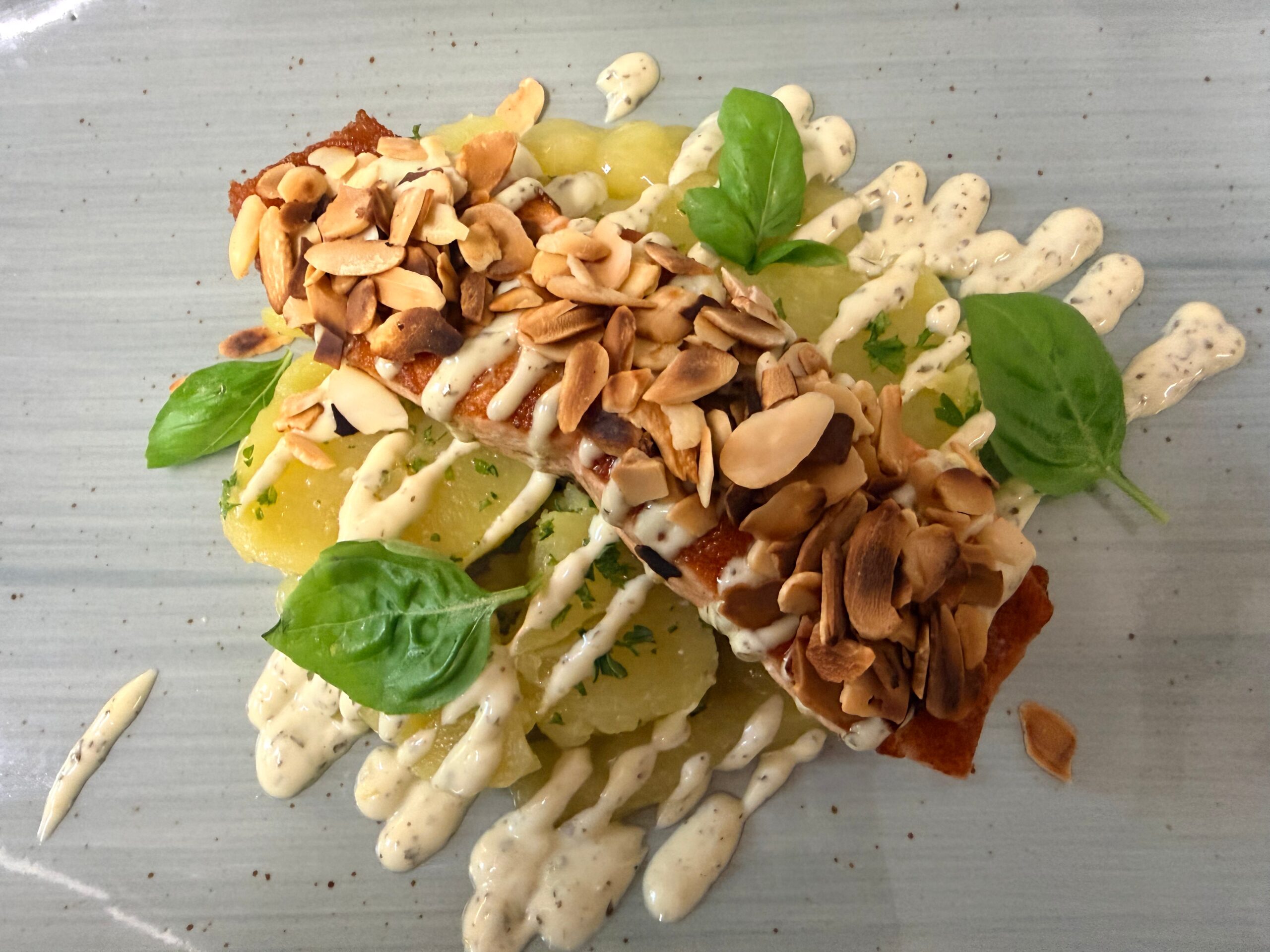 Trancio di Salmone , lamelle di mandorle, demiglasse all ‘arancia, patate prezzemolate e note di bernese